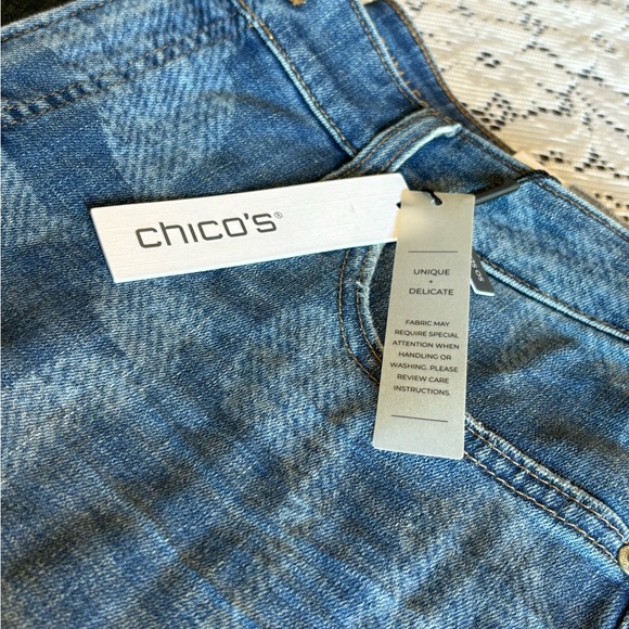 NWT Chico’s Newberry Indigo 2R So Slimming Girlfriend Slim Leg Jeans Trendy - Picture 14 of 15